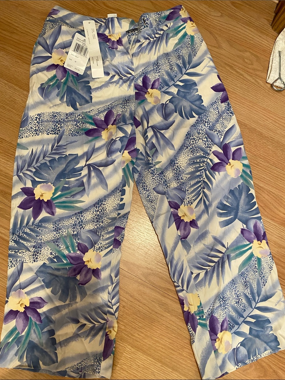 New women’s August Silk capris M